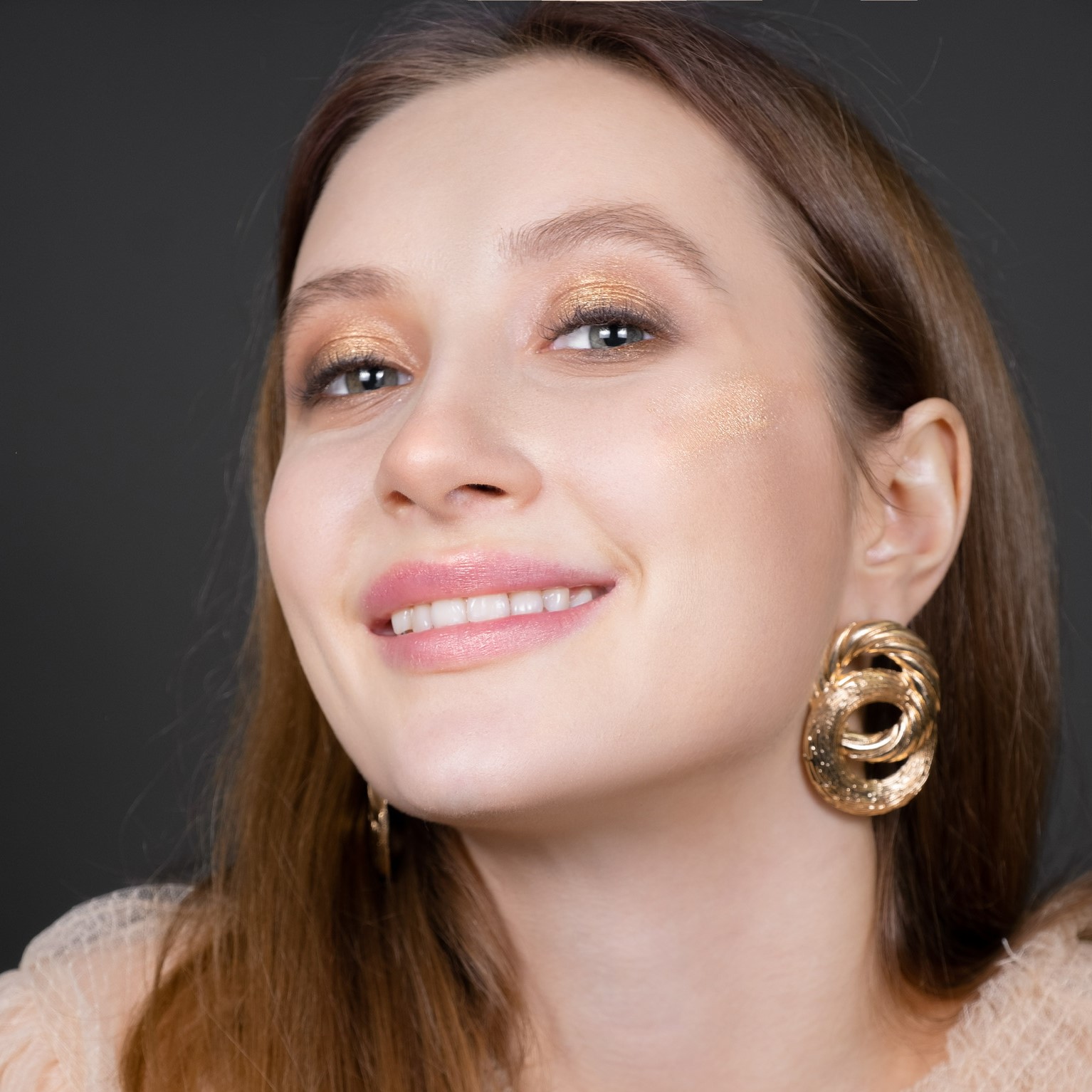 Челябинка в 19 лет запустила марку минеральной косметики, которую теперь покупают во всем мире